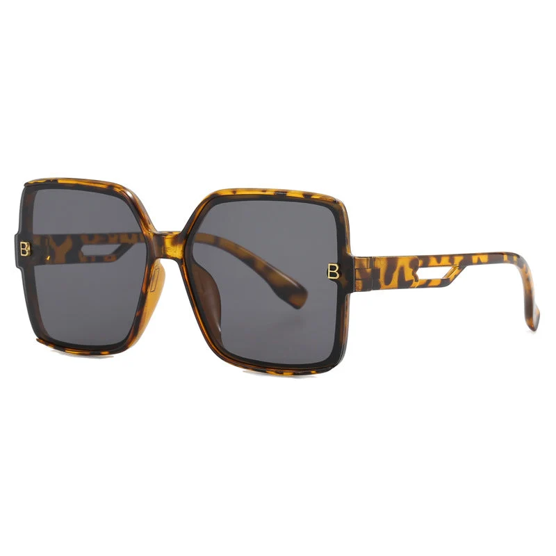 Dame moteriktig oversized solbrille med ekstravagante aksenter Luvikno