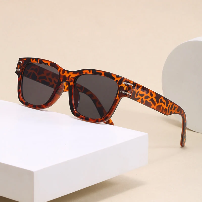 Dame moteriktig oversized solbrille med holdbar plastinnfatning Luvikno