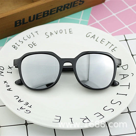 Dame geometrisk solbrille med transparent rammestruktur Luvikno