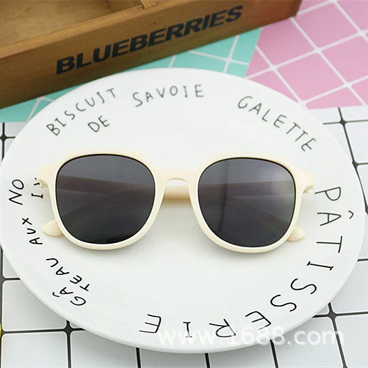 Dame geometrisk solbrille med transparent rammestruktur Luvikno