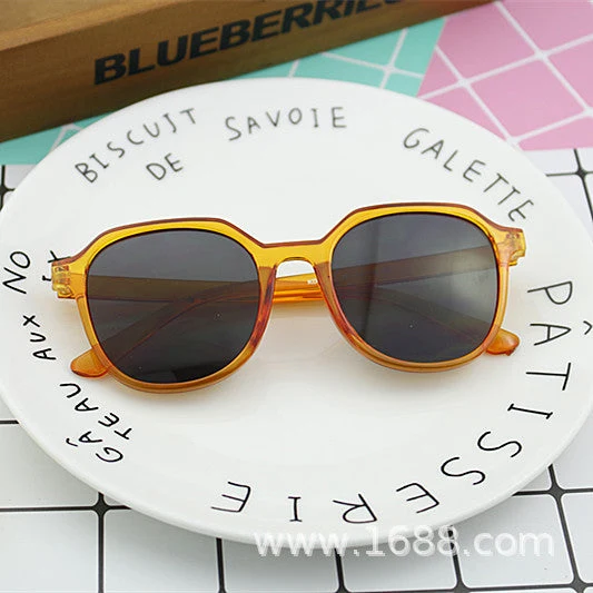 Dame geometrisk solbrille med transparent rammestruktur Luvikno