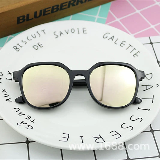 Dame geometrisk solbrille med transparent rammestruktur Luvikno