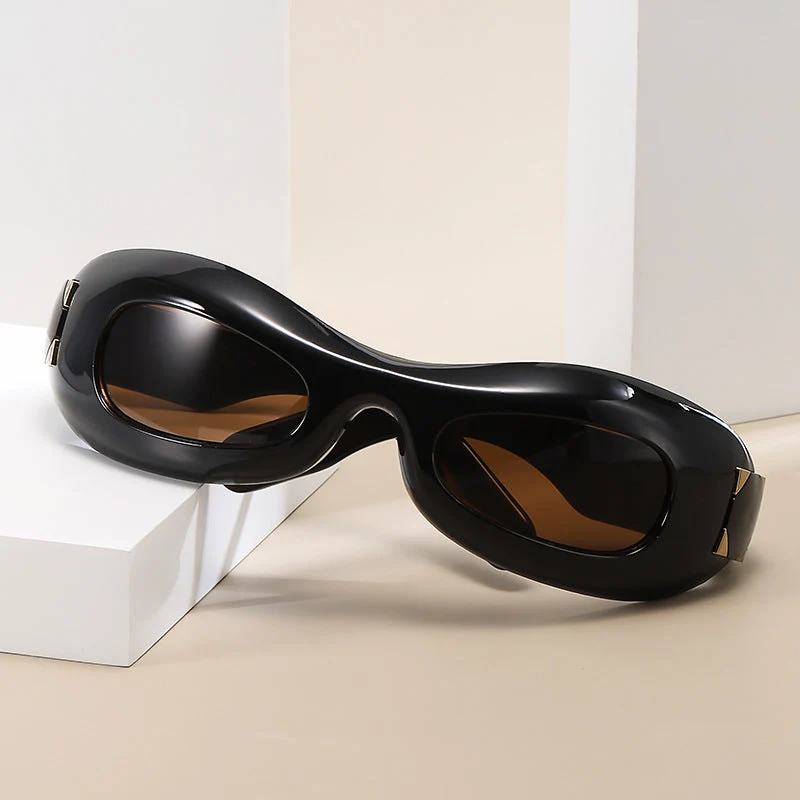 Dame futuristisk designer solbriller med innovativ ramme Luvikno