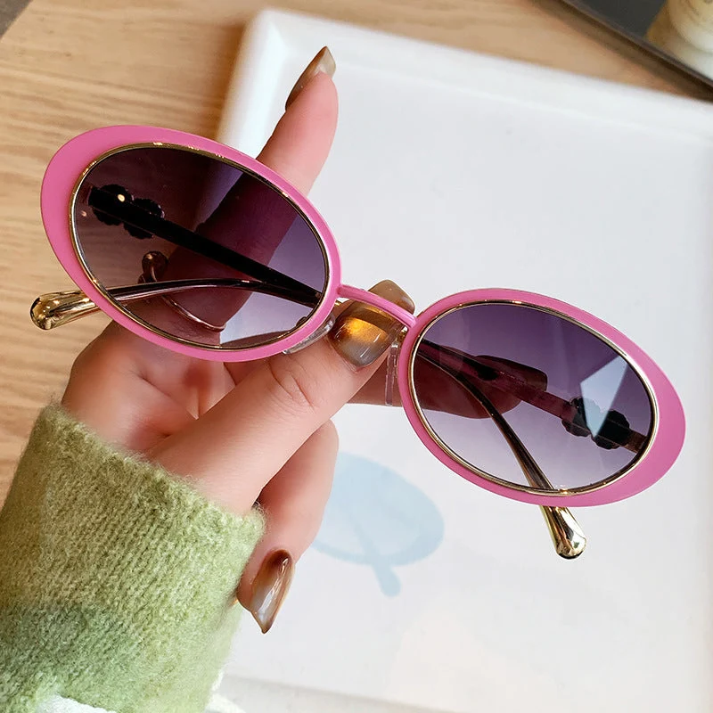 Dame moteriktig solbrille med stilfullt oseanisk design Luvikno