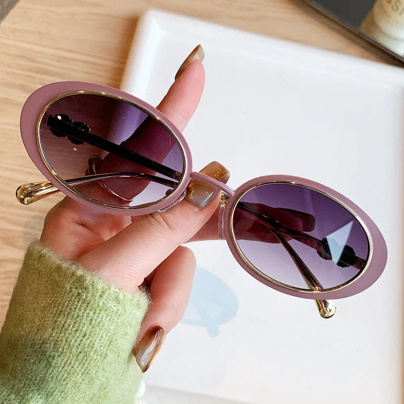 Dame moteriktig solbrille med stilfullt oseanisk design Luvikno