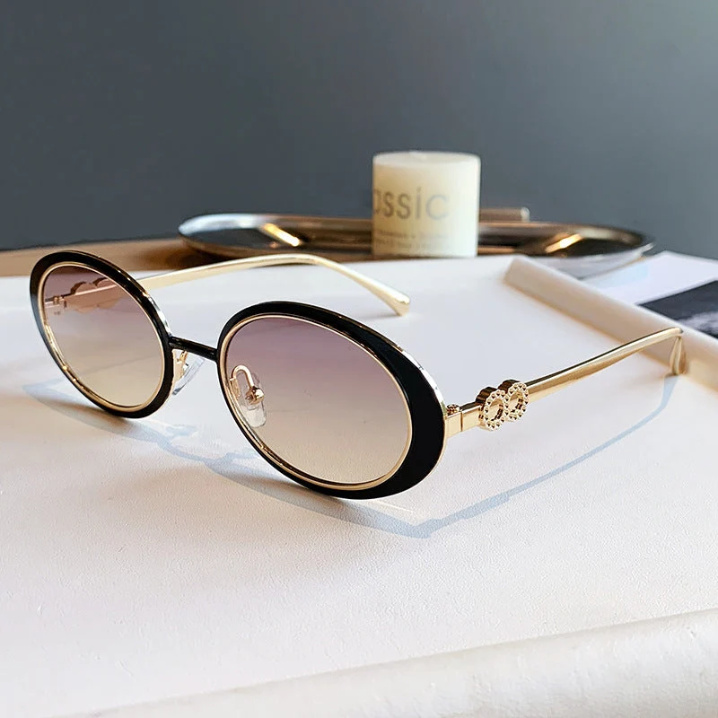 Dame moteriktig solbrille med stilfullt oseanisk design Luvikno