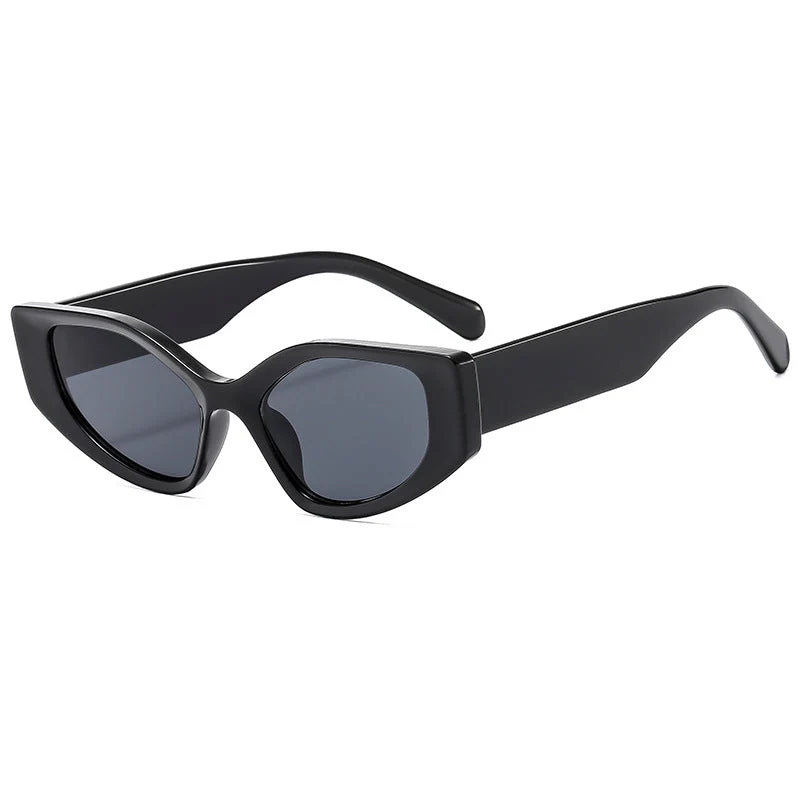 Dame moteriktig solbrille med moderne, vidvinklet ramme Luvikno