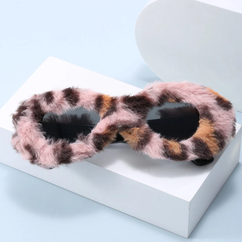 Dame moteriktig solbrille i trendy fleece-design Luvikno