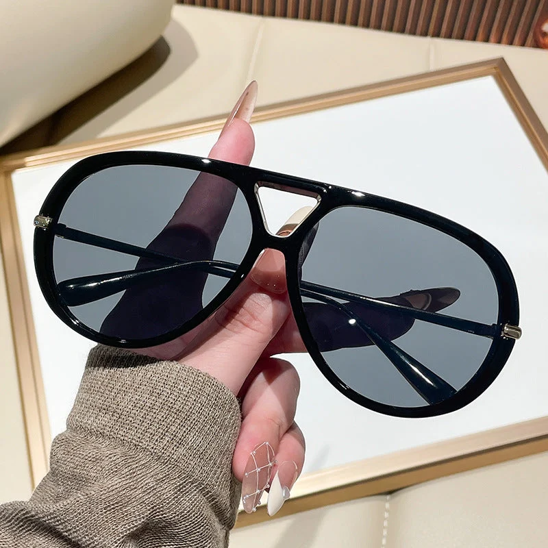 Dame solbrille i ekstravagant design med markante glass Luvikno