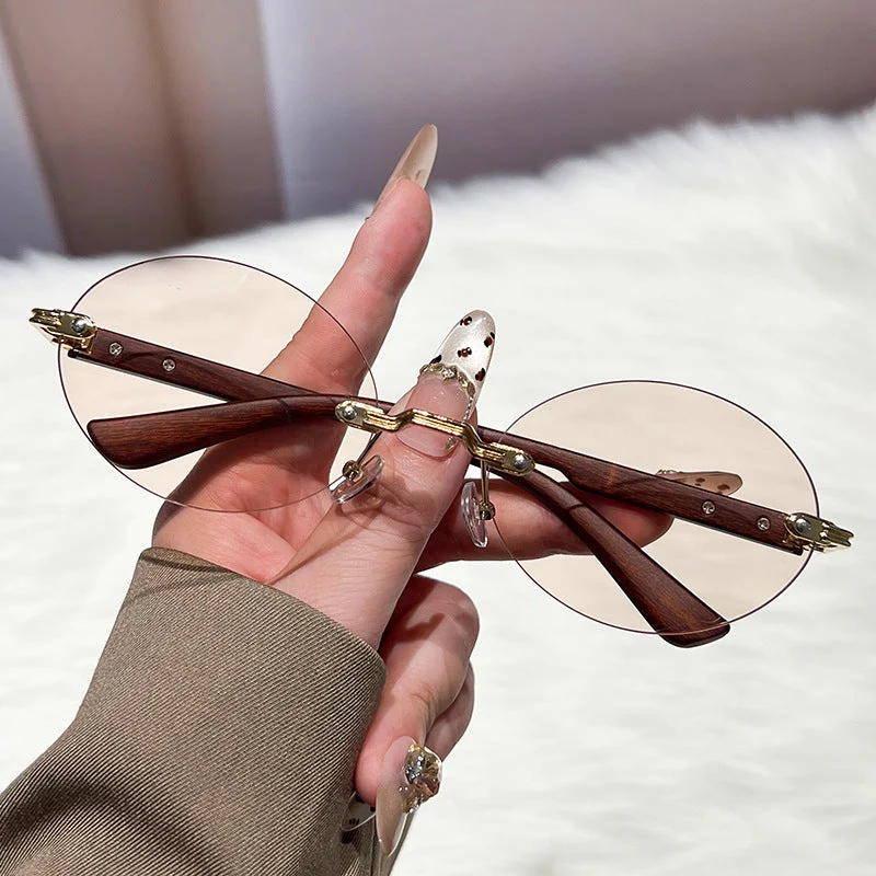 Dame moteriktig og elegant solbrille med ovalt design Luvikno