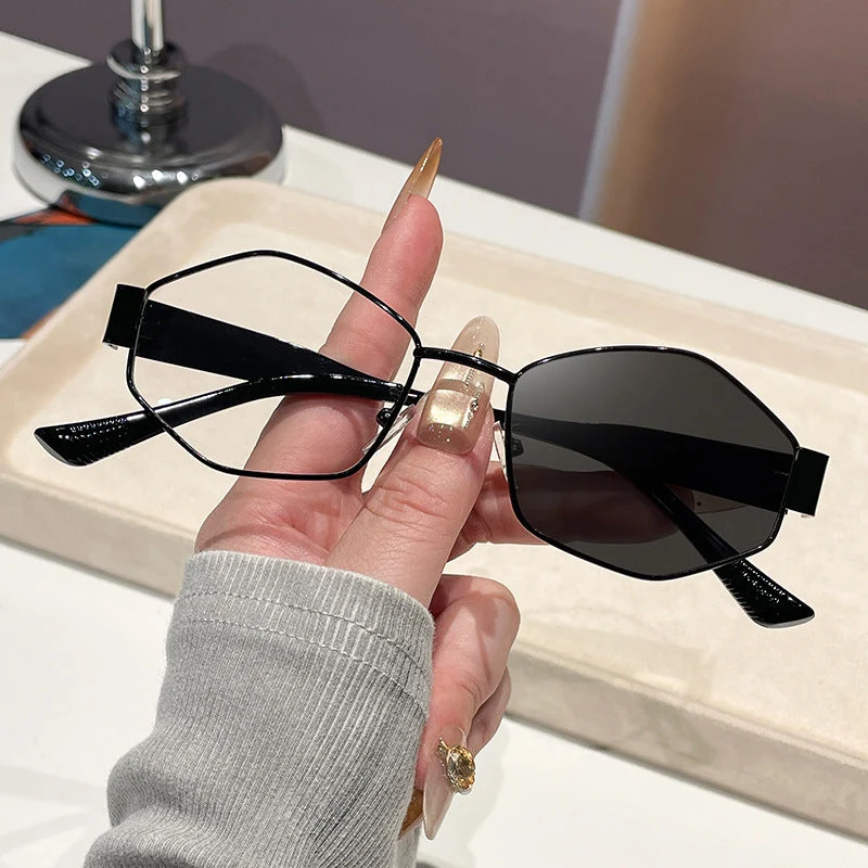 Dame moteriktig solbrille i elegant sekskant-design Luvikno