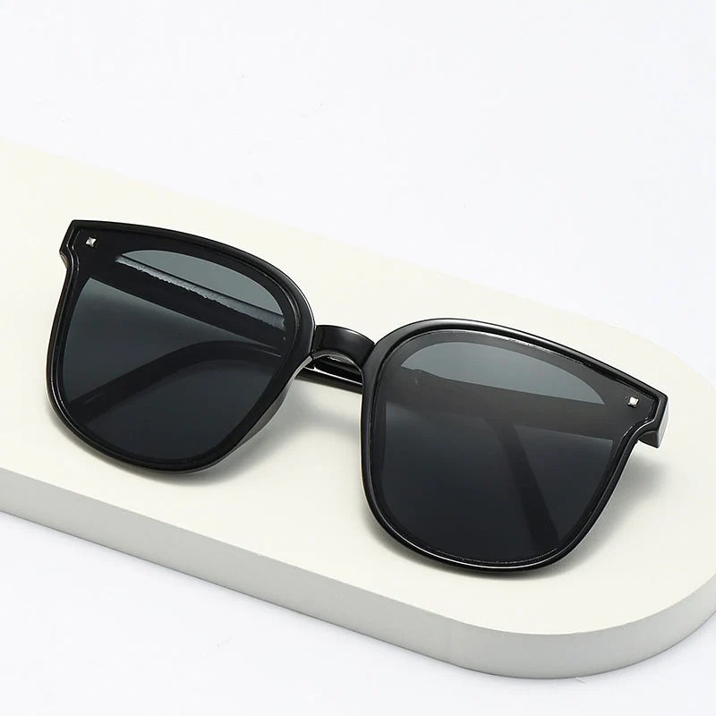 Dame klassisk solbrille i stilfull design Luvikno