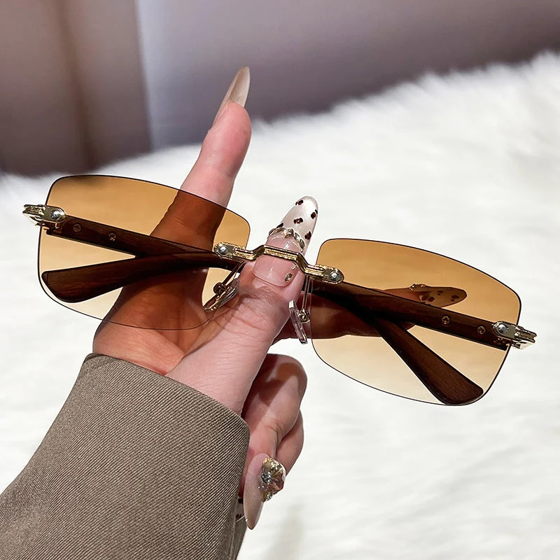 Dame ekstravagant moteriktig solbrille med innovativ ramme Luvikno