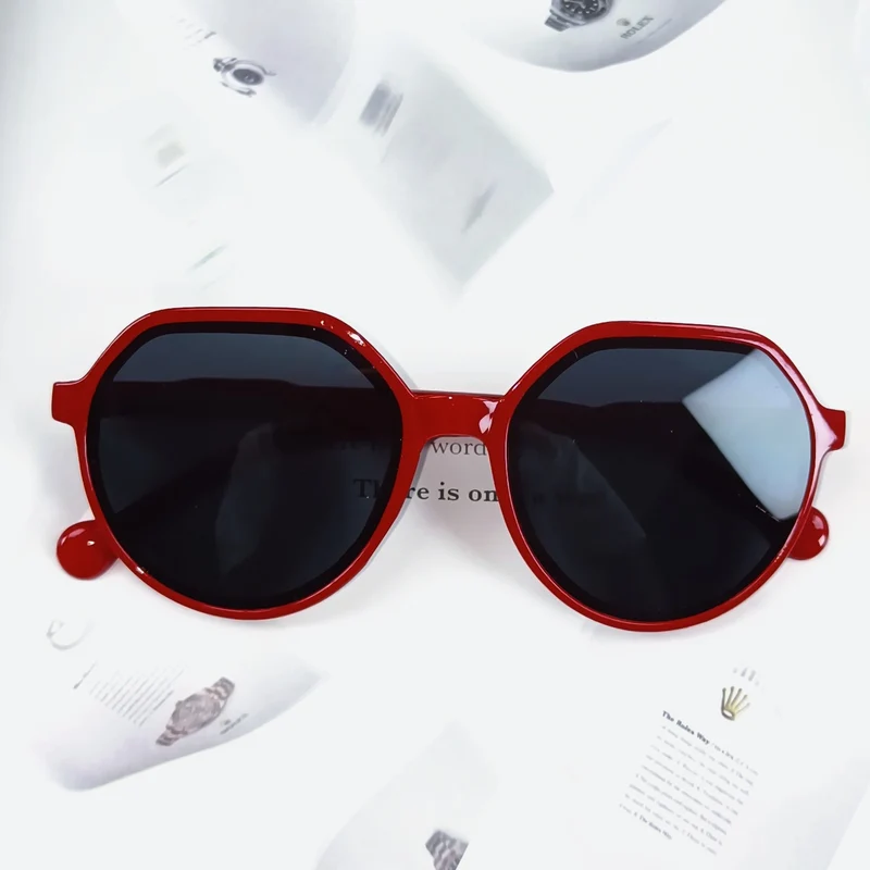 Dame Geometrisk solbrille med ekstravagant aksent Luvikno