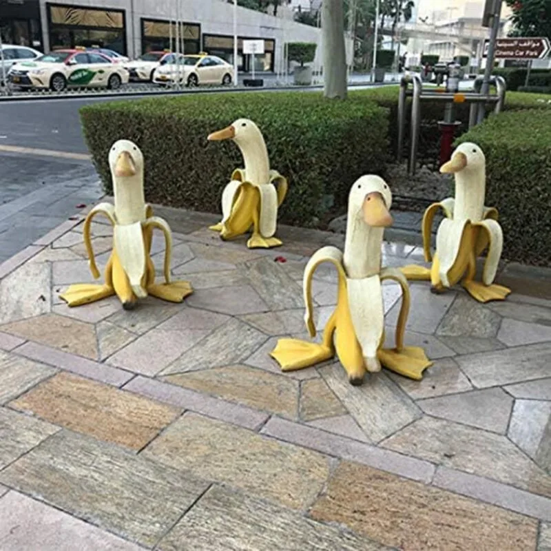 BananaDuck Dekorfigur – Lekne Harpiksdekorasjon for Innendørs eller Utendørs | Luvikno