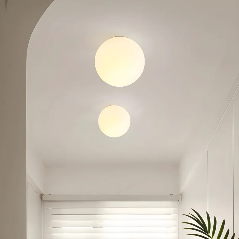 GlasAura Vegglampe med Matt Glasskule og Metallbase | Luvikno