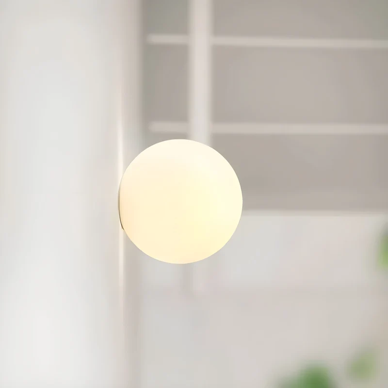 GlasAura Vegglampe med Matt Glasskule og Metallbase | Luvikno