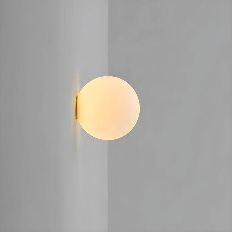 GlasAura Vegglampe med Matt Glasskule og Metallbase | Luvikno