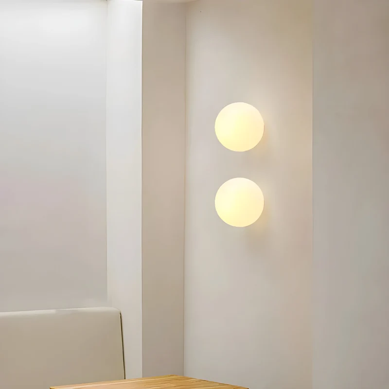 GlasAura Vegglampe med Matt Glasskule og Metallbase | Luvikno