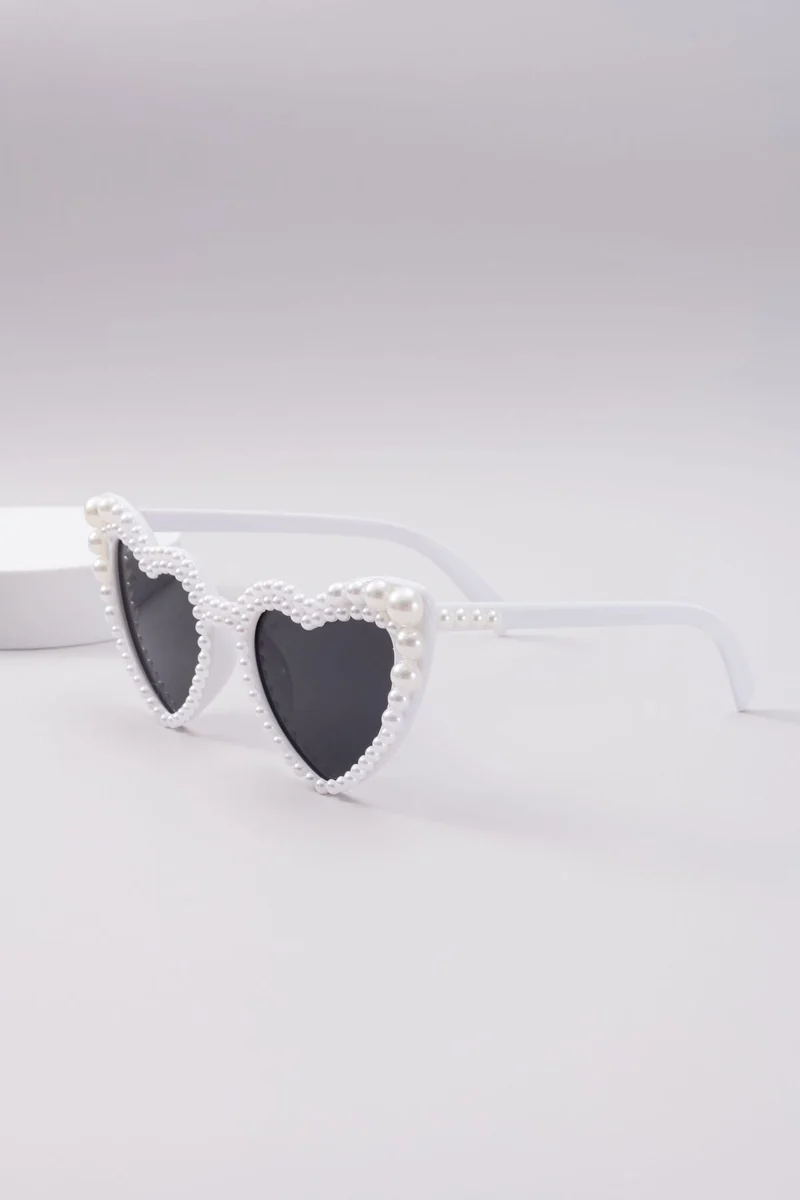 Dame designer solbrille med perleinnramming fra Luvikno