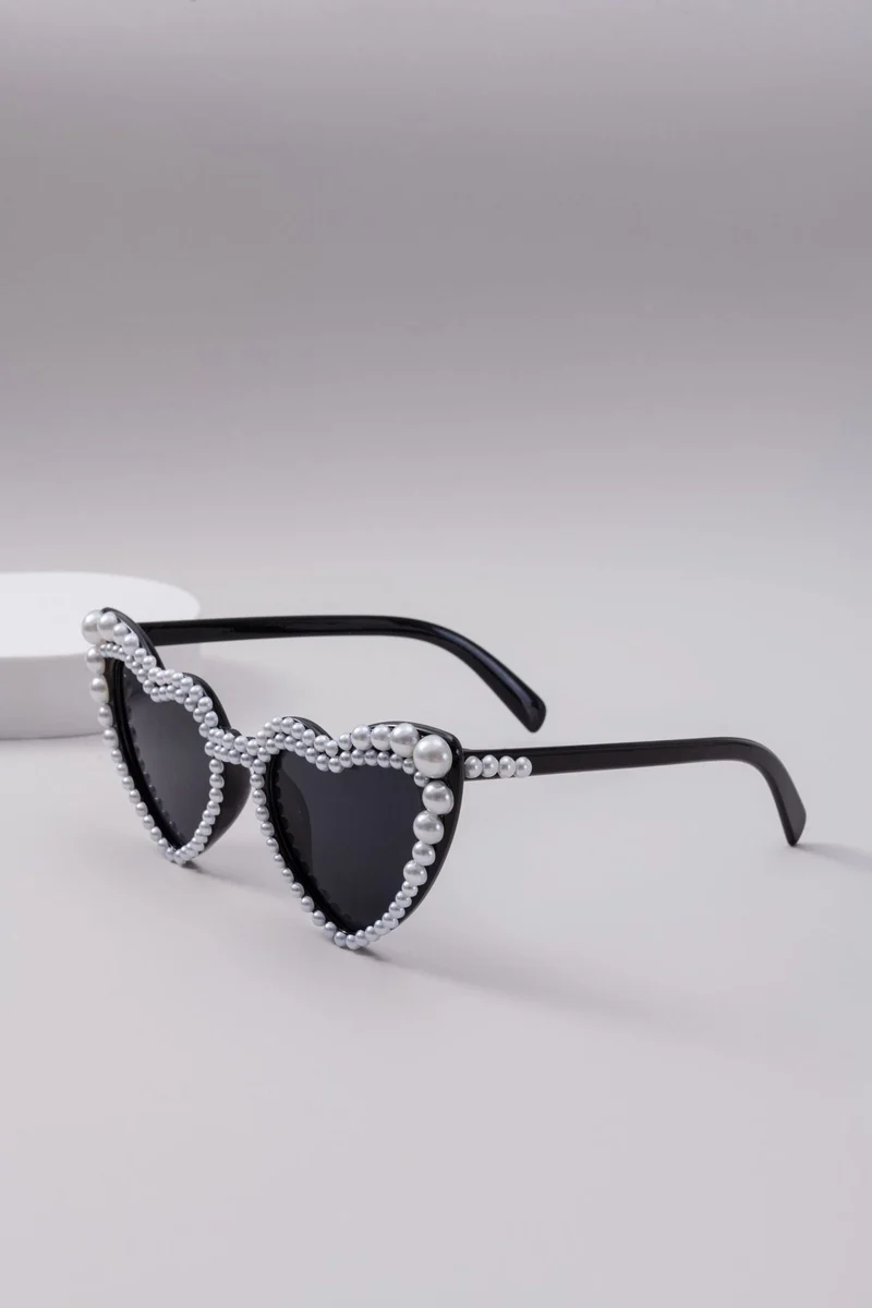 Dame designer solbrille med perleinnramming fra Luvikno