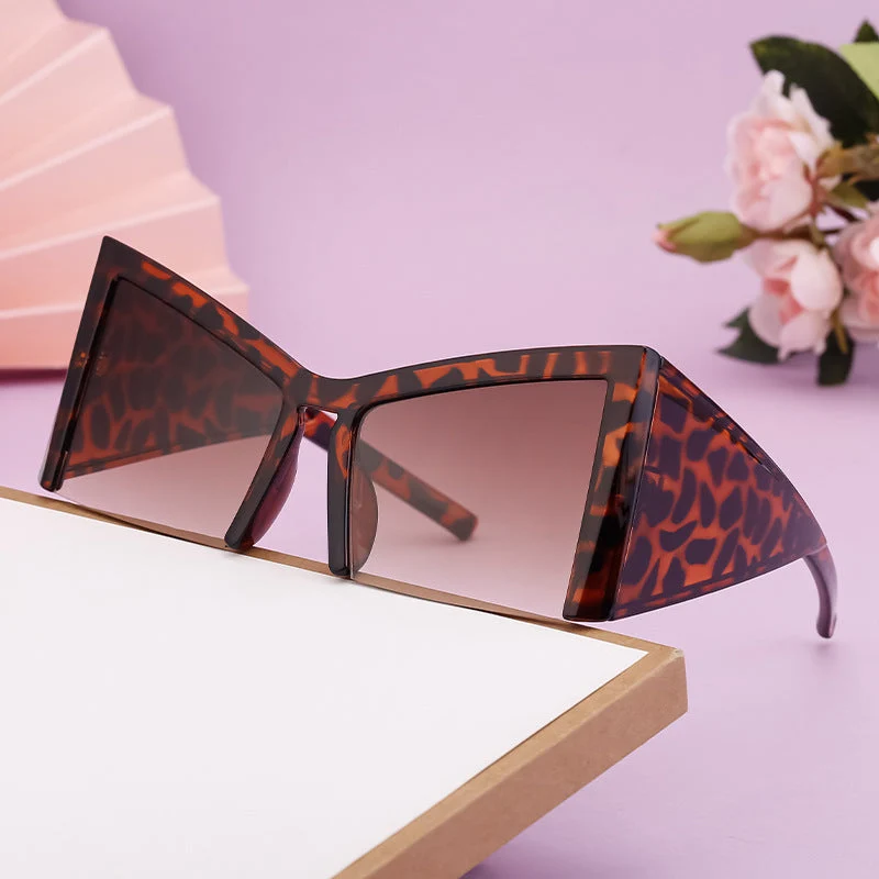 Dame futuristisk solbrille med markant vinkelramme Luvikno
