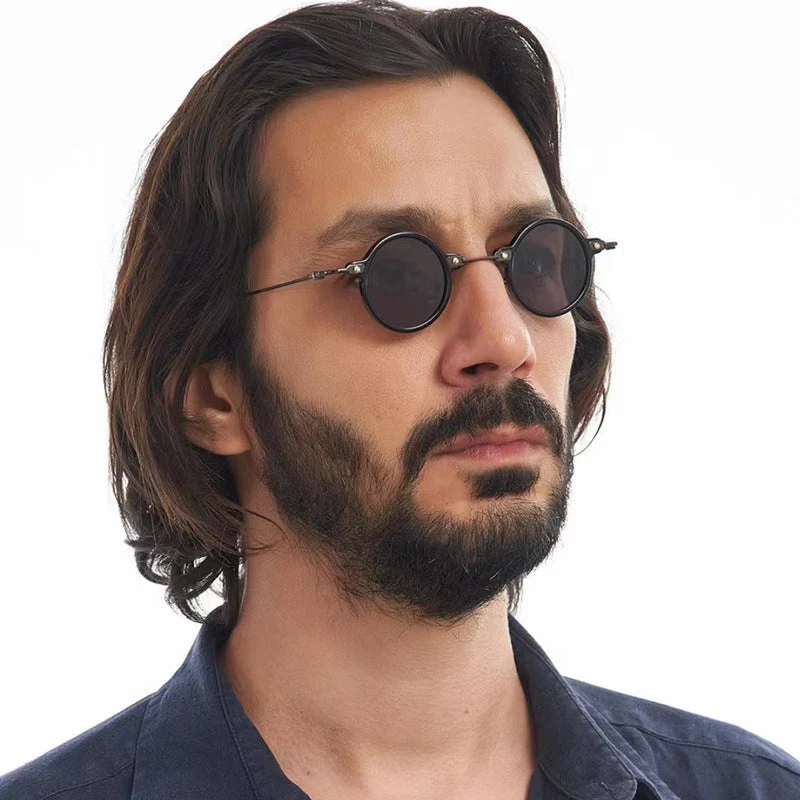 Dame rund solbrille med moderne metallramme og store blå linser Luvikno