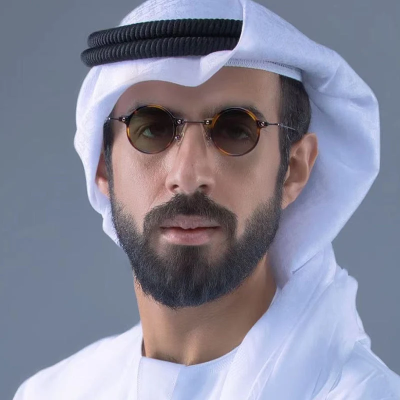 Dame rund solbrille med moderne metallramme og store blå linser Luvikno