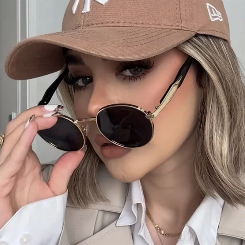 Dame rund solbrille med elegant, gullramme og UV-beskyttelse Luvikno