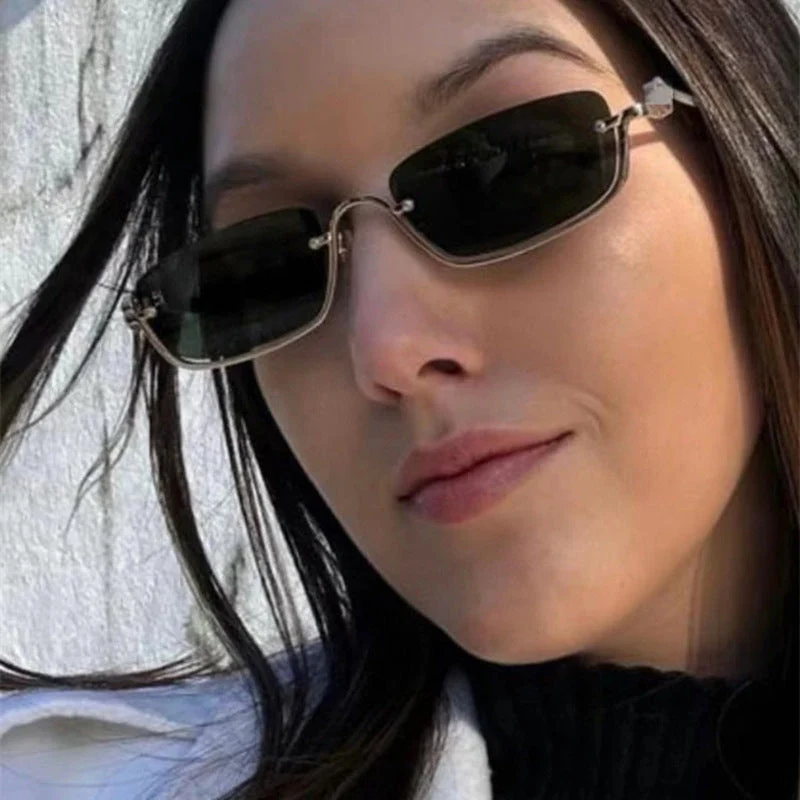 Dame firkantet solbrille med elegant metallramme Luvikno