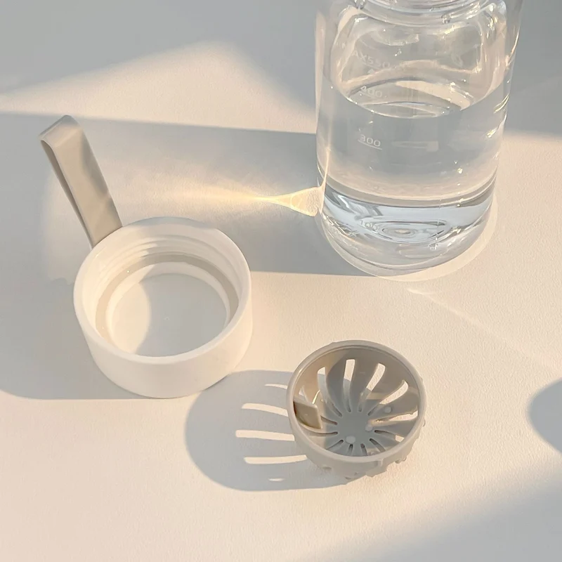 Kvinnes BPA-frie drikkeflaske med smart lokk fra Luvikno