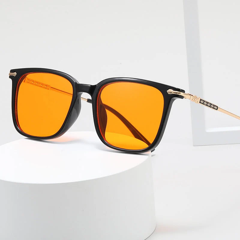 Dame moteriktig solbrille med elegant ramme og kontrasterende glass Luvikno