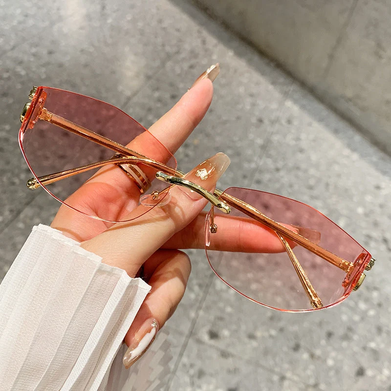 Dame moteriktig solbrille med innovativt sjakkert design Luvikno