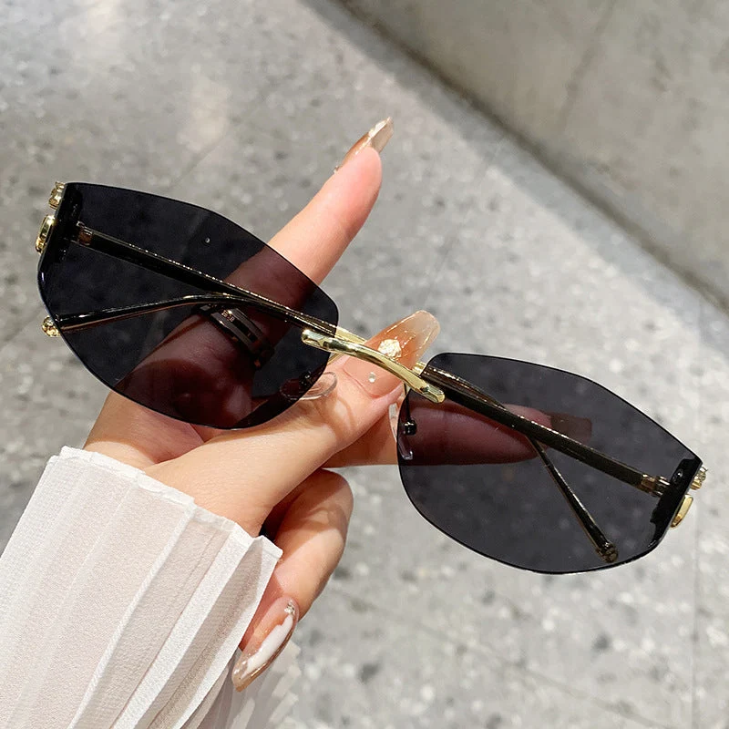 Dame moteriktig solbrille med innovativt sjakkert design Luvikno