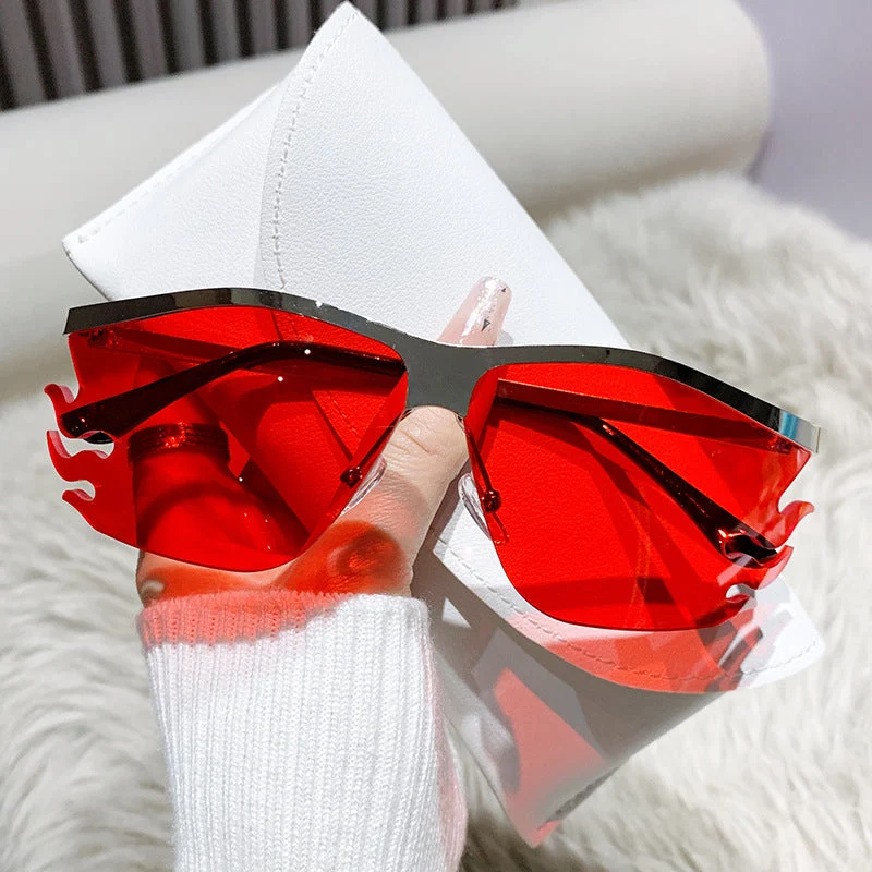 Dame futuristisk solbrille med markant design Luvikno