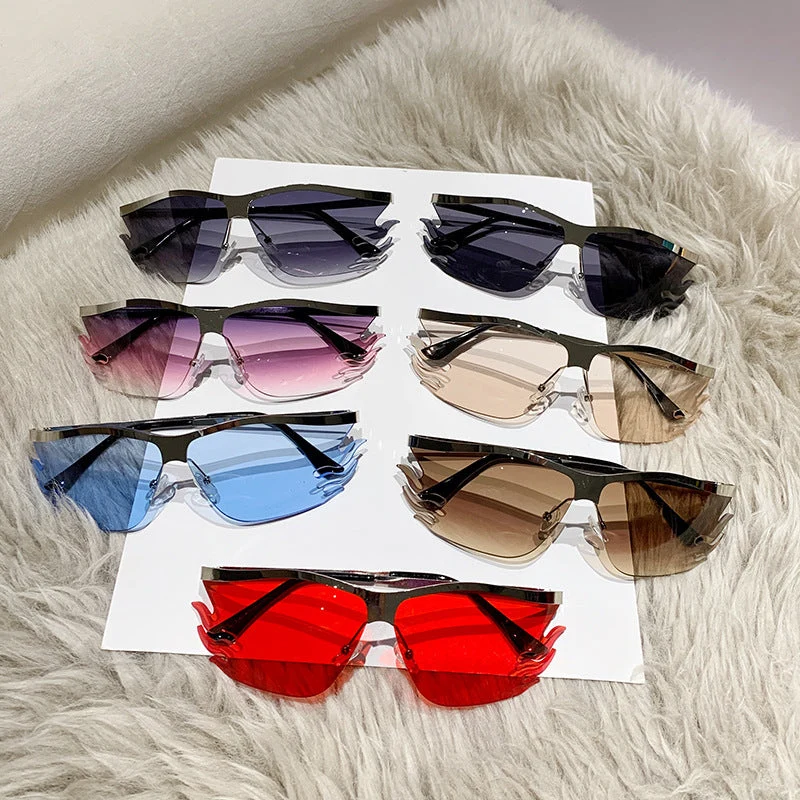 Dame futuristisk solbrille med markant design Luvikno