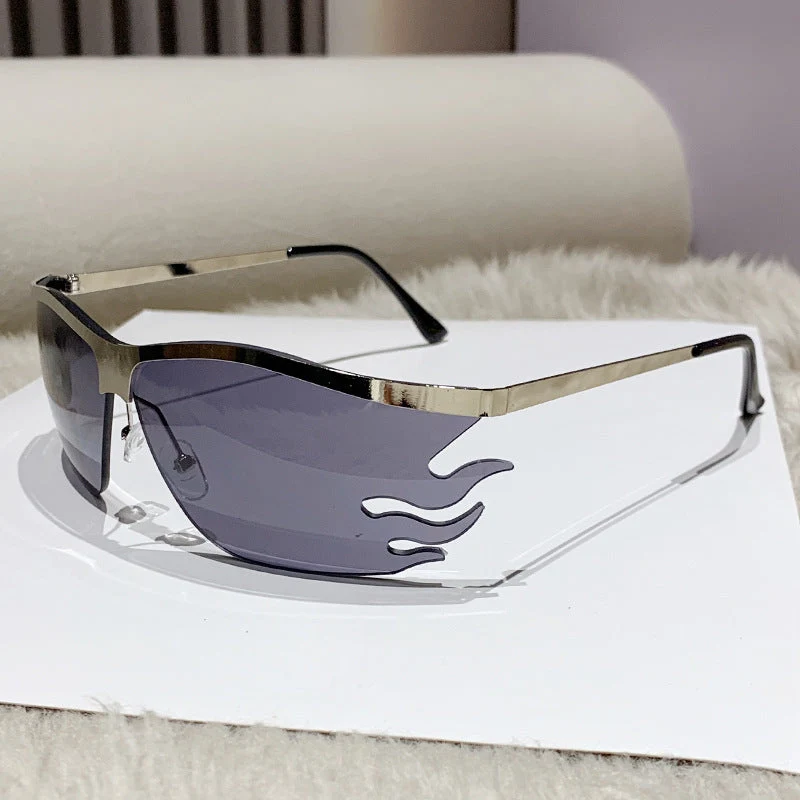 Dame futuristisk solbrille med markant design Luvikno
