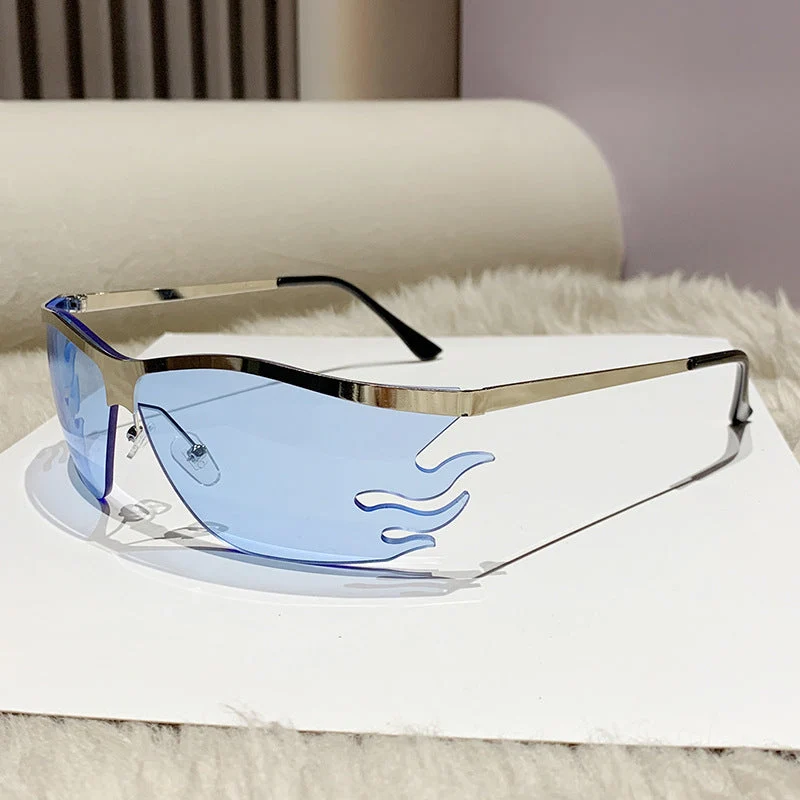 Dame futuristisk solbrille med markant design Luvikno