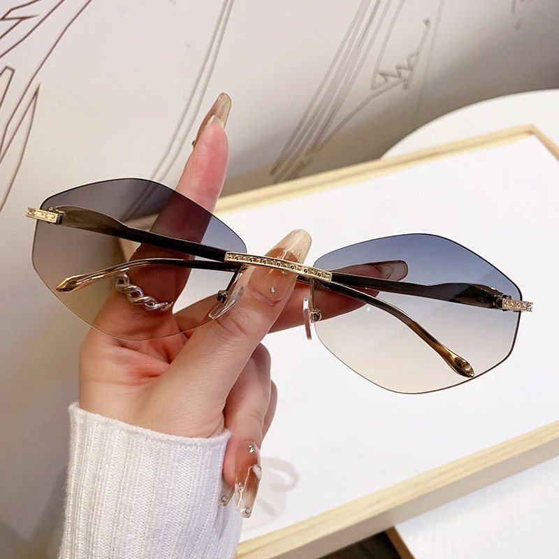 Dame ekstravagant solbrille med glitrende aksenter Luvikno