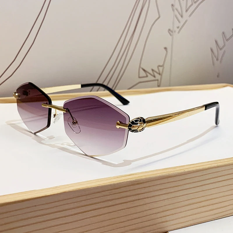 Dame Designer solbrille med heksagonal ramme og gyldne detaljer Luvikno