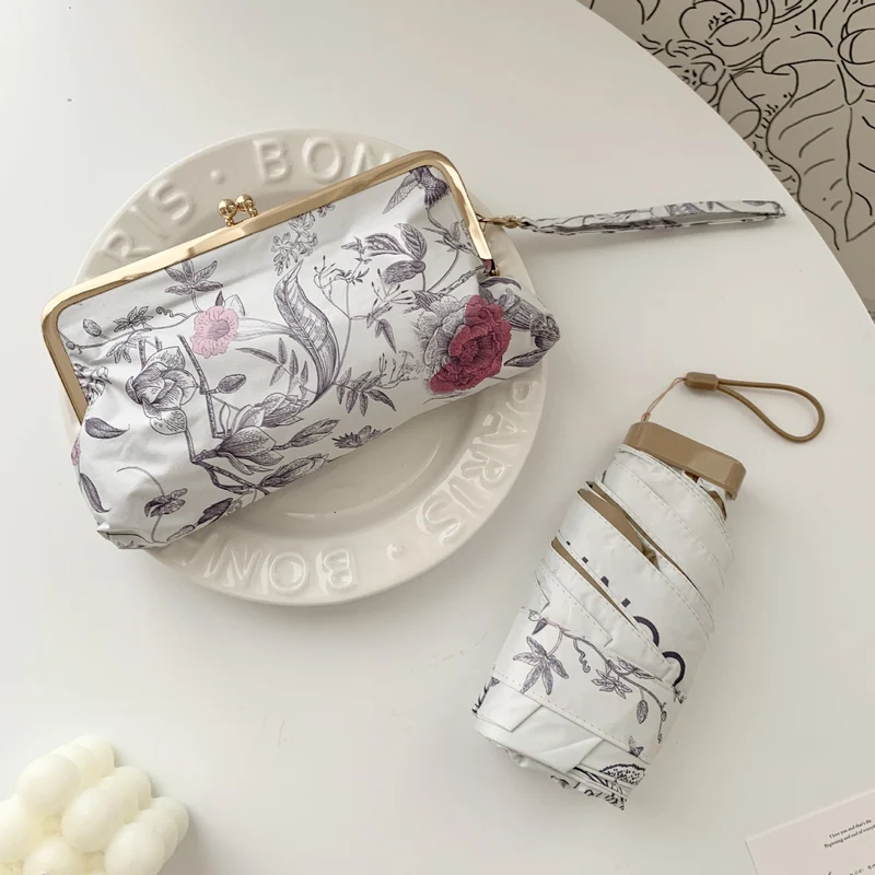 Damer elegant foldeparaply med blomsterdesign og praktisk etui Luvikno