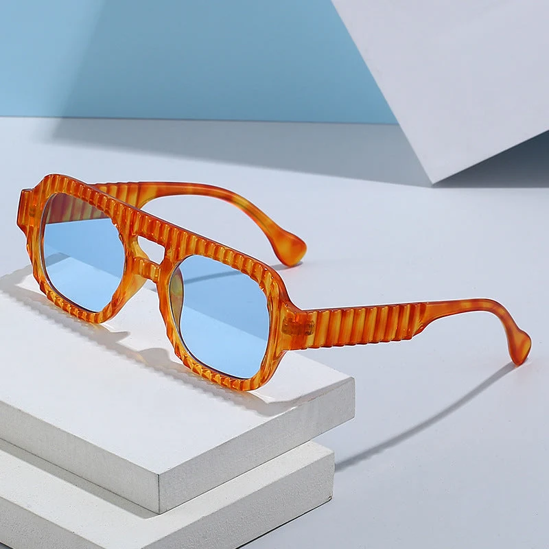 Dame moteriktig solbrille i futuristisk design med strukturert ramme Luvikno