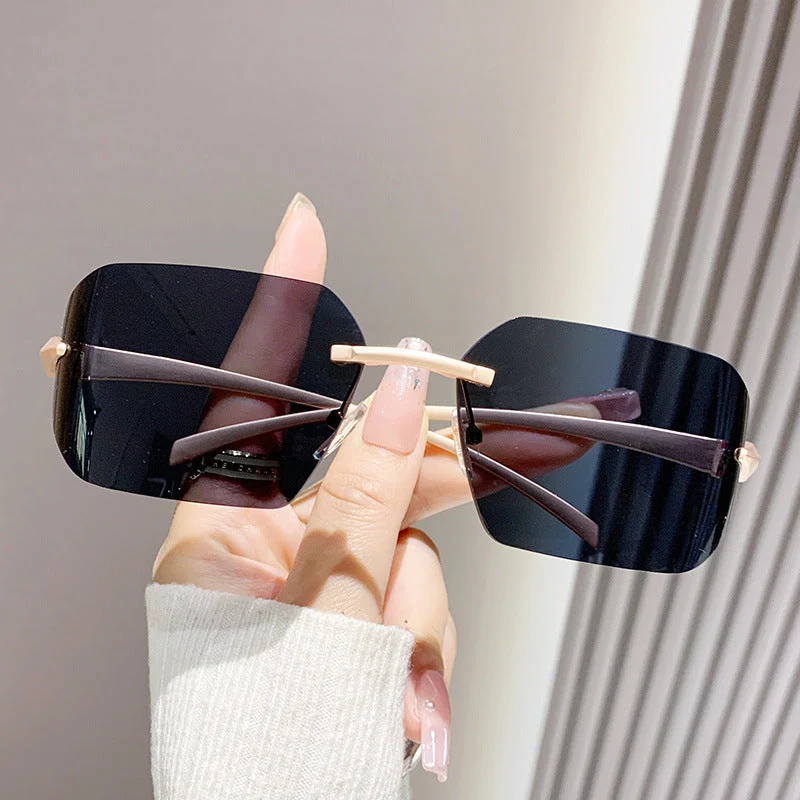 Dame moteriktig kvadratisk solbrille med dekorert metallramme Luvikno