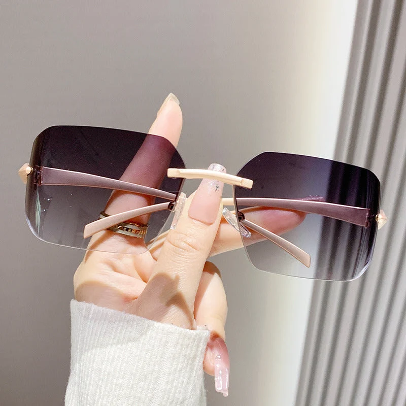 Dame moteriktig kvadratisk solbrille med dekorert metallramme Luvikno