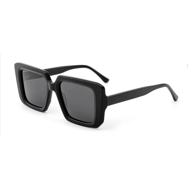 Dame solbrille i stilrent, firkantet design med UV-beskyttelse Luvikno