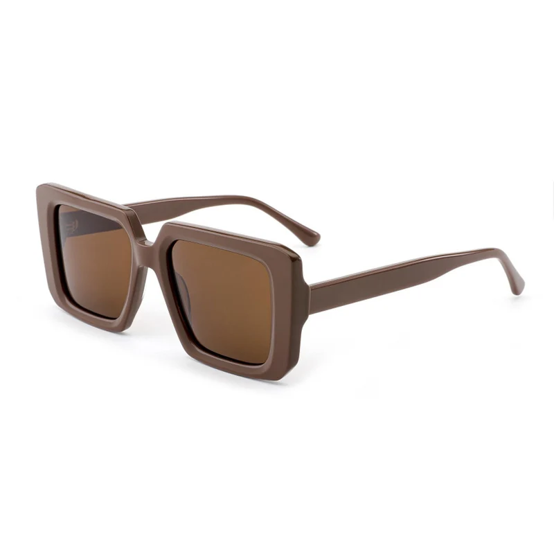 Dame solbrille i stilrent, firkantet design med UV-beskyttelse Luvikno