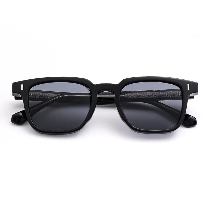 Dame solbrille i moderne statementstil med forsterket ramme Luvikno