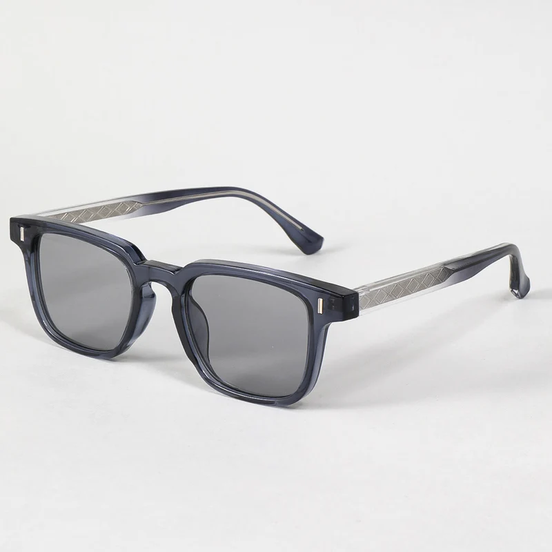 Dame solbrille i moderne statementstil med forsterket ramme Luvikno
