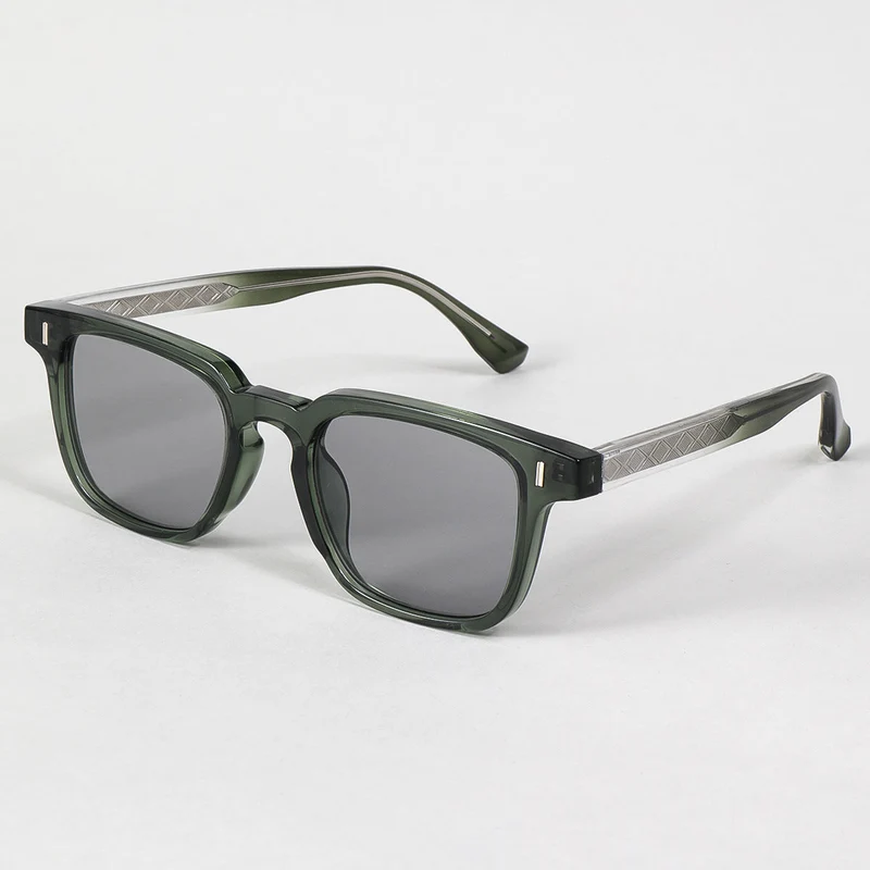 Dame solbrille i moderne statementstil med forsterket ramme Luvikno