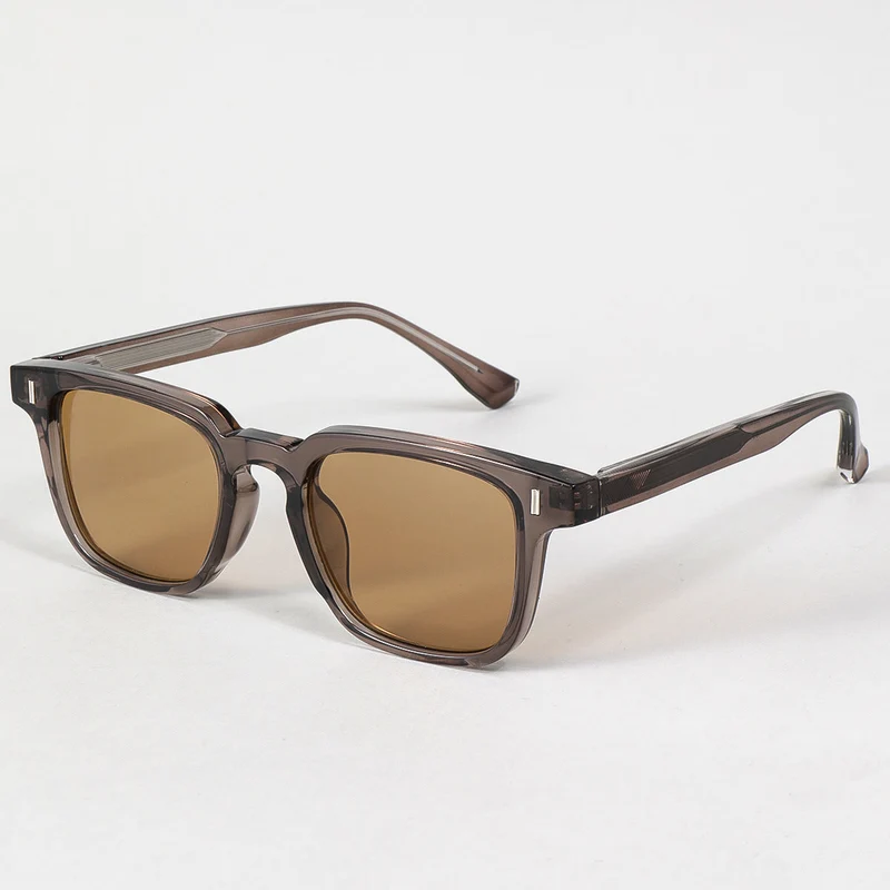 Dame solbrille i moderne statementstil med forsterket ramme Luvikno
